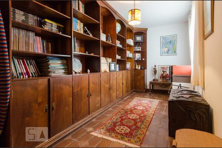 Casa à venda com 360m², 4 quartos e 4 vagas Casa à venda com 360m², 4 quartos e 4 vagasBiblioteca
