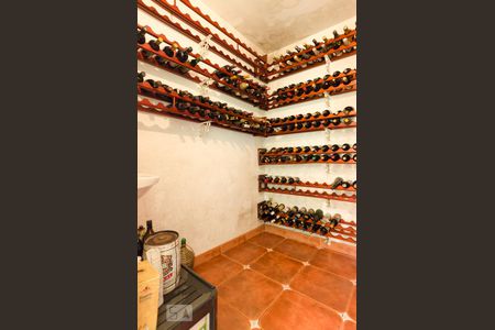 Casa à venda com 360m², 4 quartos e 4 vagas Casa à venda com 360m², 4 quartos e 4 vagasAdega