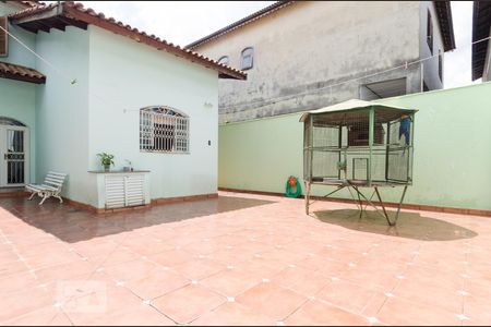 Casa à venda com 360m², 4 quartos e 4 vagas Casa à venda com 360m², 4 quartos e 4 vagasQuintal 2