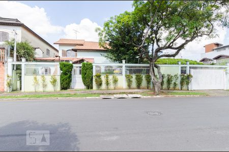 Casa à venda com 360m², 4 quartos e 4 vagas Casa à venda com 360m², 4 quartos e 4 vagasFachada