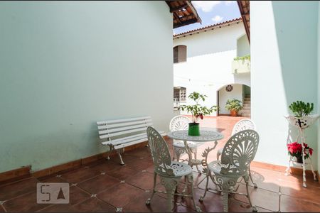 Casa à venda com 360m², 4 quartos e 4 vagas Casa à venda com 360m², 4 quartos e 4 vagasQuintal 3