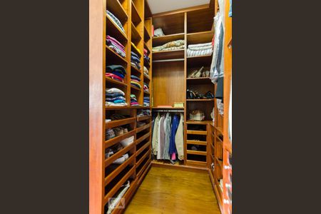 Casa à venda com 360m², 4 quartos e 4 vagas Casa à venda com 360m², 4 quartos e 4 vagasCloset da Suíte 3