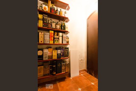 Casa à venda com 360m², 4 quartos e 4 vagas Casa à venda com 360m², 4 quartos e 4 vagasAdega