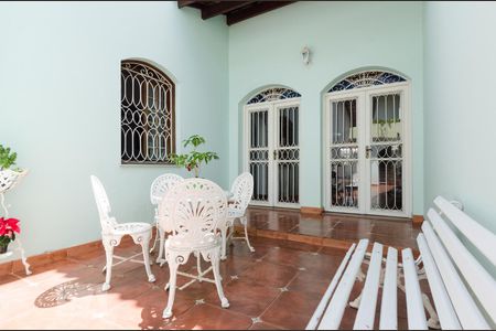 Casa à venda com 360m², 4 quartos e 4 vagas Casa à venda com 360m², 4 quartos e 4 vagasQuintal 3