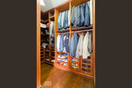 Casa à venda com 360m², 4 quartos e 4 vagas Casa à venda com 360m², 4 quartos e 4 vagasCloset da Suíte 3