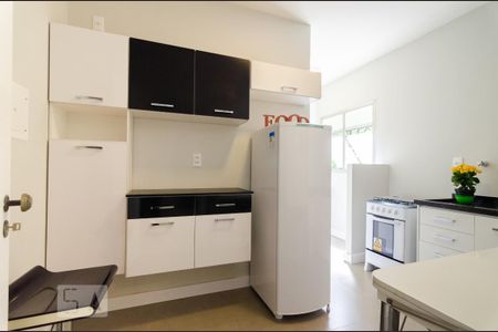 Cozinha de apartamento para alugar com 1 quarto, 45m² em Cambuí, Campinas