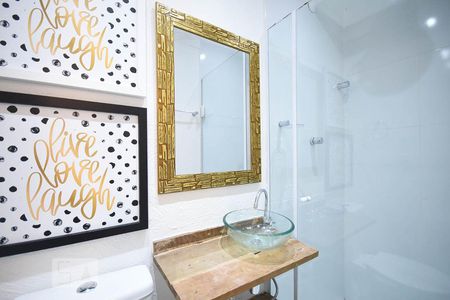 Banheiro de kitnet/studio para alugar com 1 quarto, 39m² em Real Parque, São Paulo