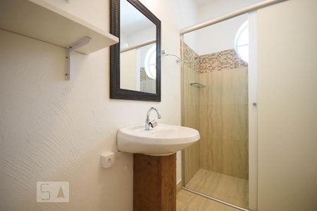 Banheiro de kitnet/studio para alugar com 1 quarto, 26m² em Real Parque, São Paulo