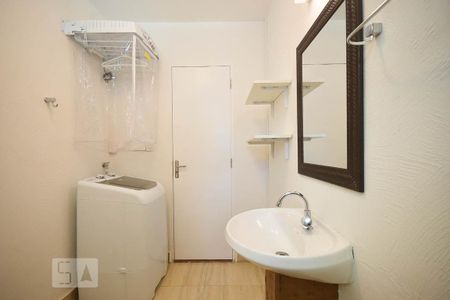 Banheiro de kitnet/studio para alugar com 1 quarto, 26m² em Real Parque, São Paulo
