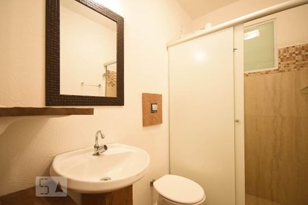 Banheiro de kitnet/studio para alugar com 1 quarto, 30m² em Real Parque, São Paulo