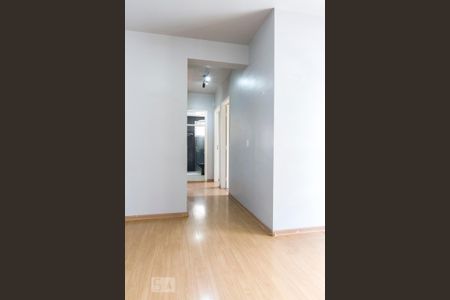 Acesso aos Quartos, Banheiro e Cozinha  de apartamento para alugar com 2 quartos, 56m² em Vila Azevedo, São Paulo
