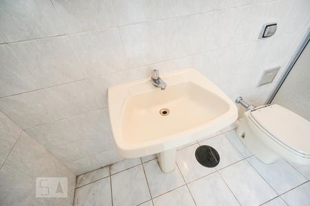 Casa à venda com 220m², 2 quartos e 2 vagasDetalhe banheiro de serviço