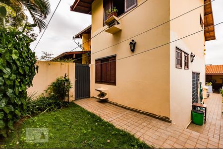 Casa à venda com 380m², 6 quartos e 3 vagas Casa à venda com 380m², 6 quartos e 3 vagasQuintal Lateral Direito