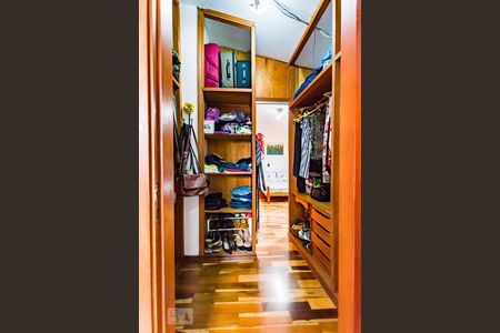 Casa à venda com 380m², 6 quartos e 3 vagas Casa à venda com 380m², 6 quartos e 3 vagasSuíte - Closet