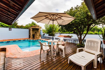 Casa à venda com 380m², 6 quartos e 3 vagas Casa à venda com 380m², 6 quartos e 3 vagasQuintal do Fundo - Piscina