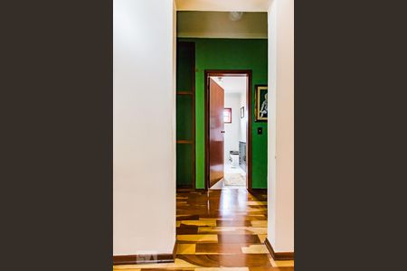 Casa à venda com 380m², 6 quartos e 3 vagas Casa à venda com 380m², 6 quartos e 3 vagasCorredor