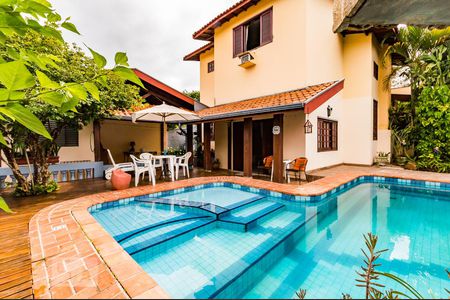 Casa à venda com 380m², 6 quartos e 3 vagas Casa à venda com 380m², 6 quartos e 3 vagasQuintal do Fundo - Piscina