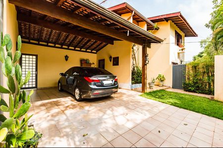 Casa à venda com 380m², 6 quartos e 3 vagas Casa à venda com 380m², 6 quartos e 3 vagasQuintal da Frente