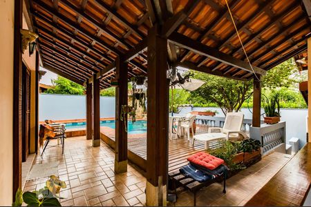 Casa à venda com 380m², 6 quartos e 3 vagas Casa à venda com 380m², 6 quartos e 3 vagasQuintal do Fundo - Piscina