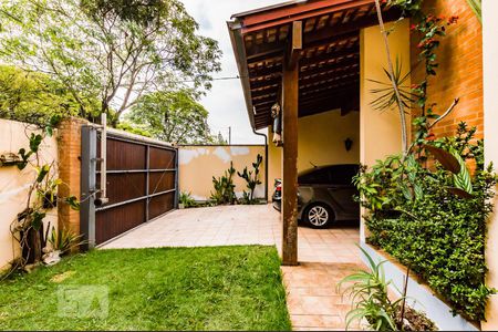 Casa à venda com 380m², 6 quartos e 3 vagas Casa à venda com 380m², 6 quartos e 3 vagasQuintal da Frente'