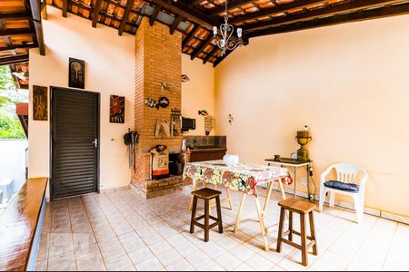 Casa à venda com 380m², 6 quartos e 3 vagas Casa à venda com 380m², 6 quartos e 3 vagasQuintal do Fundo - Área Gourmet