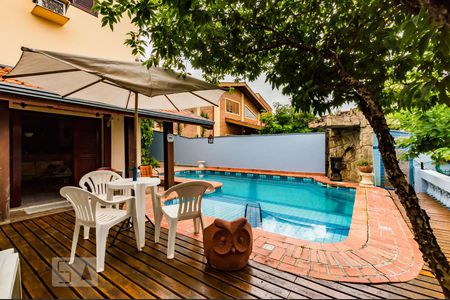 Casa à venda com 380m², 6 quartos e 3 vagas Casa à venda com 380m², 6 quartos e 3 vagasQuintal do Fundo - Piscina