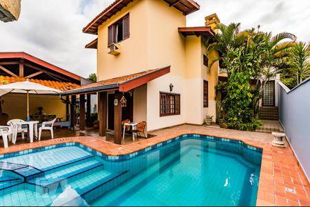 Casa à venda com 380m², 6 quartos e 3 vagas Casa à venda com 380m², 6 quartos e 3 vagasQuintal do Fundo - Piscina