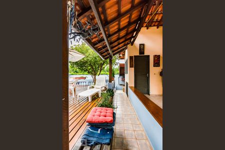 Casa à venda com 380m², 6 quartos e 3 vagas Casa à venda com 380m², 6 quartos e 3 vagasQuintal do Fundo - Corredor