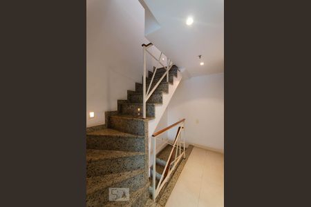 Apartamento à venda com 95m², 2 quartos e 1 vagaEscada de acesso a suite