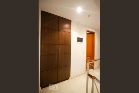 Apartamento à venda com 95m², 2 quartos e 1 vagaArmário embutido no corredor de acesso ao quarto e banheiro social