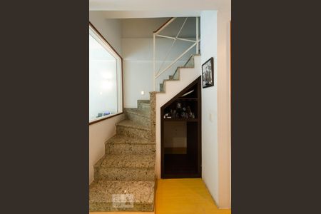 Escada de acesso aos dormitórios de apartamento à venda com 2 quartos, 95m² em Lagoa, Rio de Janeiro