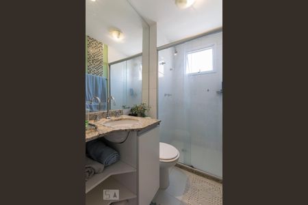 Banheiro social de apartamento à venda com 2 quartos, 56m² em Vila Nair, São Paulo