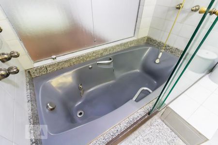 Casa à venda com 300m², 3 quartos e 5 vagas Casa à venda com 300m², 3 quartos e 5 vagasBanheiro da suíte 2