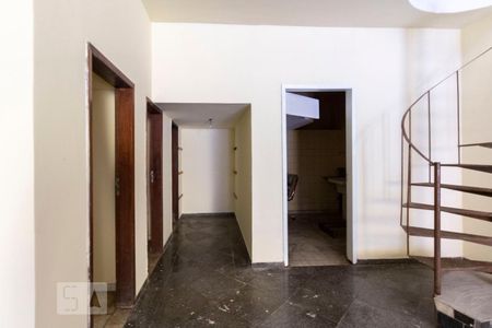 Casa à venda com 260m², 3 quartos e 5 vagas Casa à venda com 260m², 3 quartos e 5 vagasDois quartos e um banheiro a esquerda. Área de serviço 2 a direita