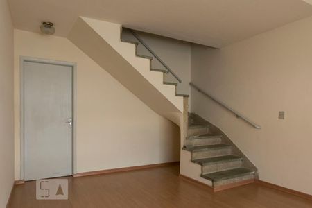 1o. Andar - Sala (Escadas) de casa para alugar com 3 quartos, 102m² em Bosque da Saúde, São Paulo