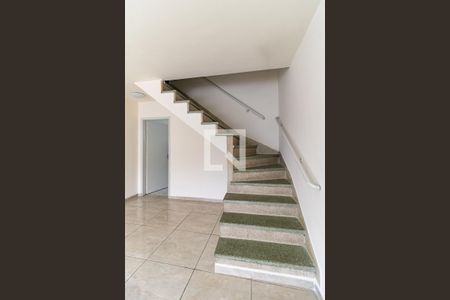 Escada de casa para alugar com 3 quartos, 102m² em Bosque da Saúde, São Paulo