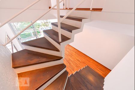 Escadas de apartamento à venda com 2 quartos, 70m² em Pinheiros, São Paulo