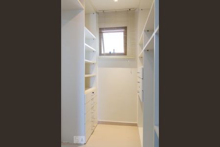 Apartamento à venda com 140m², 4 quartos e 3 vagas Apartamento à venda com 140m², 4 quartos e 3 vagasCloset