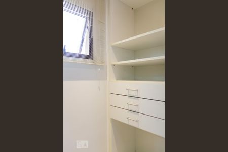 Apartamento à venda com 140m², 4 quartos e 3 vagas Apartamento à venda com 140m², 4 quartos e 3 vagasCloset