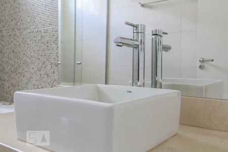 Banheiro social de apartamento para alugar com 2 quartos, 63m² em Asa Norte, Brasília