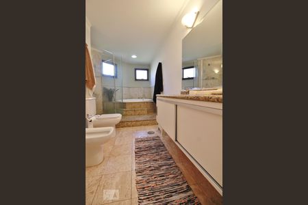 Apartamento para alugar com 256m², 4 quartos e 5 vagasBanheiro da suíte 1