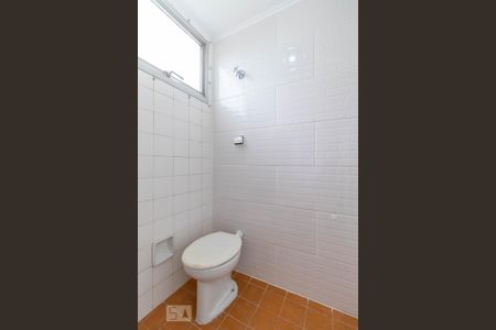 Banheiro de serviço de apartamento para alugar com 1 quarto, 45m² em Sumarezinho, São Paulo