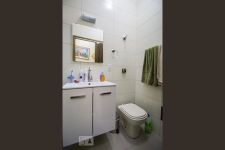Banheiro social 2 de casa à venda com 5 quartos, 200m² em Pinheiros, São Paulo