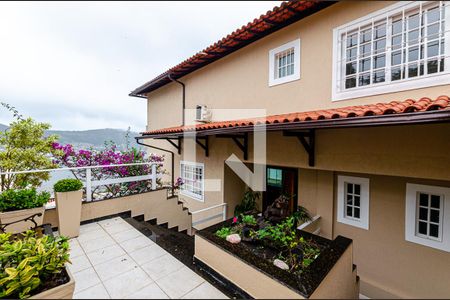 Casa à venda com 480m², 5 quartos e 2 vagasEntrada