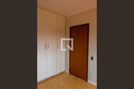 QUARTO 1 de casa de condomínio à venda com 4 quartos, 250m² em Parque Rural Fazenda Santa Cândida, Campinas