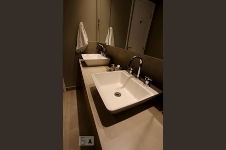 Apartamento à venda com 105m², 1 quarto e 2 vagasBanheiro Suite Detalhe