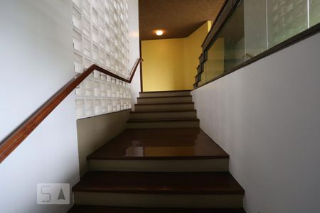 Casa à venda com 1000m², 4 quartos e 5 vagasEscadas acesso segundo andar