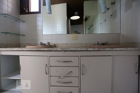 Casa à venda com 1000m², 4 quartos e 5 vagasBanheiro da Suíte