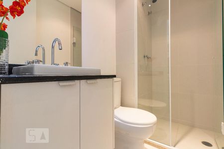 Banheiro de kitnet/studio para alugar com 1 quarto, 28m² em Campo Belo, São Paulo