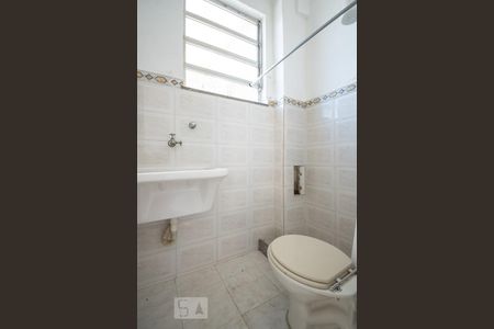 Banheiro de kitnet/studio para alugar com 1 quarto, 23m² em Botafogo, Rio de Janeiro